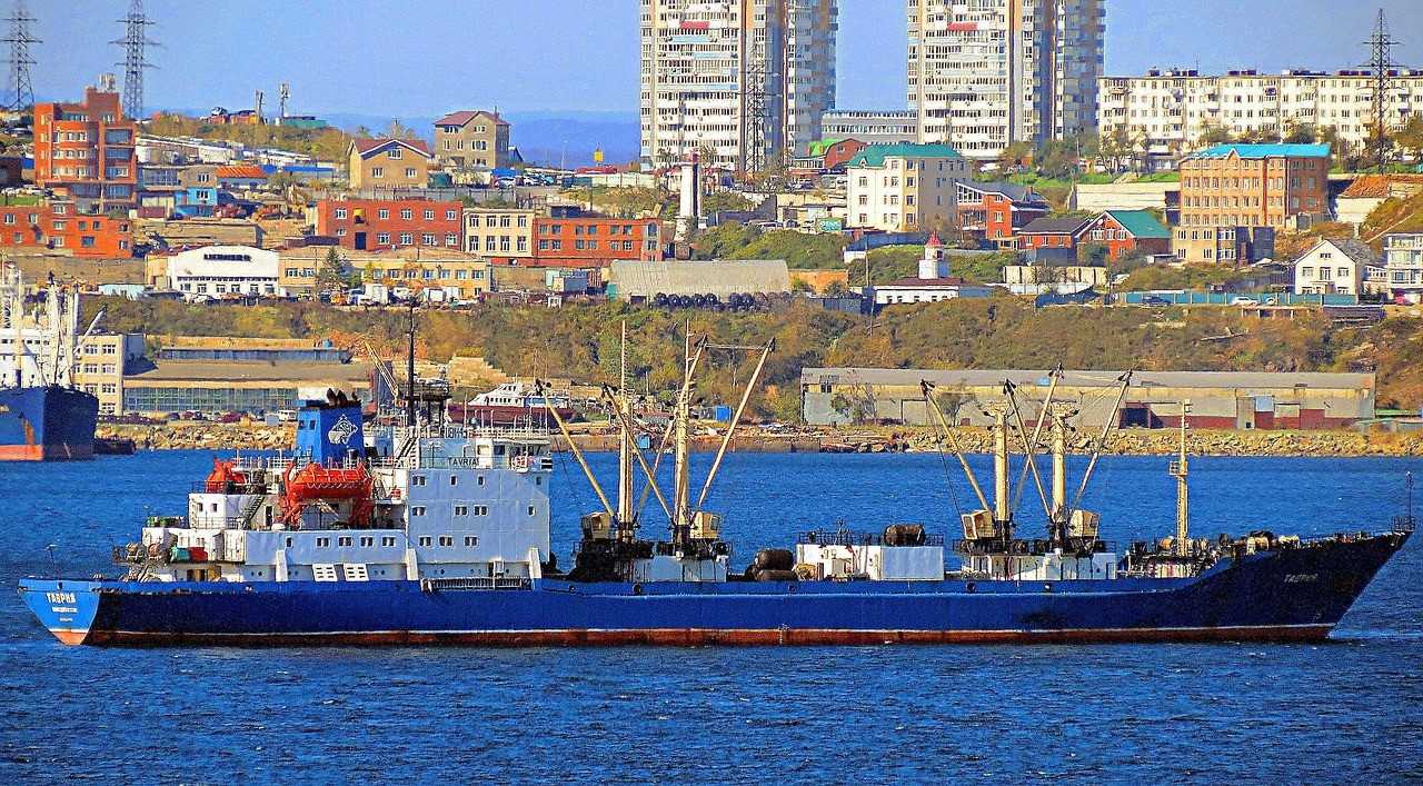 Supply chain warehouse operations with logistics technology and inventory management systems